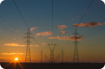 torres de energía en un atardecer usada como portada de blog de enerBit sobre energía reactiva