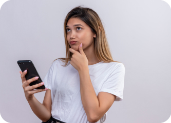 mujer pensativa mirando hacia arriba usada en blog de enerBit sobre el COT