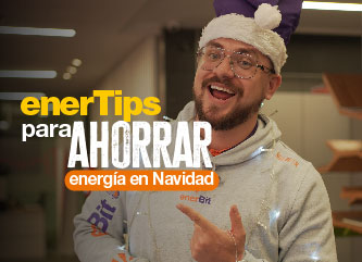 persona con gorro de Navidad morado feliz porque ahorrar energía con los tips de enerBit
