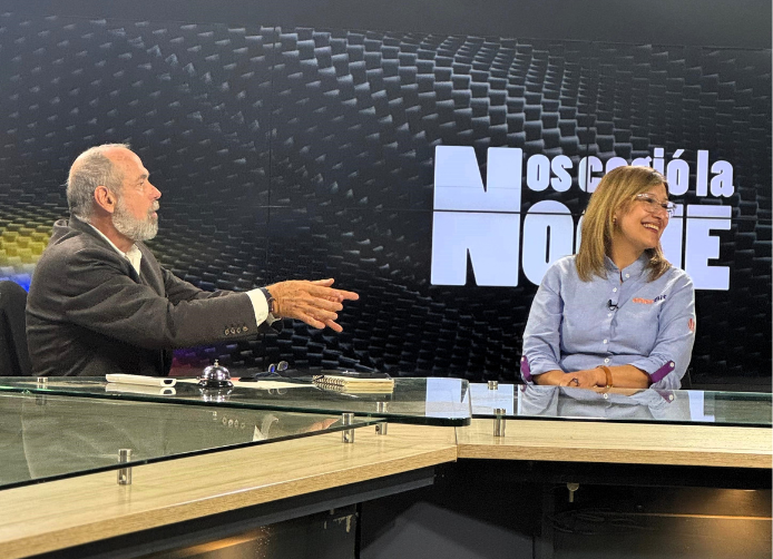 Mónica Ruiz Arbeláez líder de crecimiento de enerBit en entrevista en el programa Nos cogió la noche