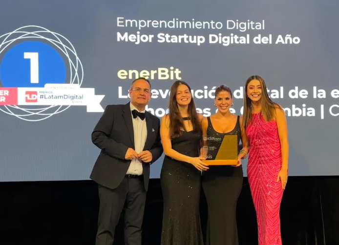 colaboradoras de enerBit recibiendo el premio a mejor startup digital del año premios latam digital