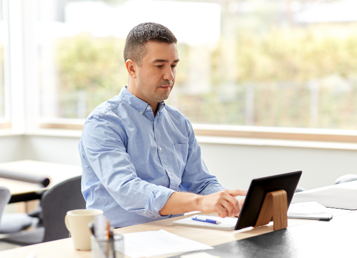 hombre de mediana edad usando una tablet con apariencia de administrador