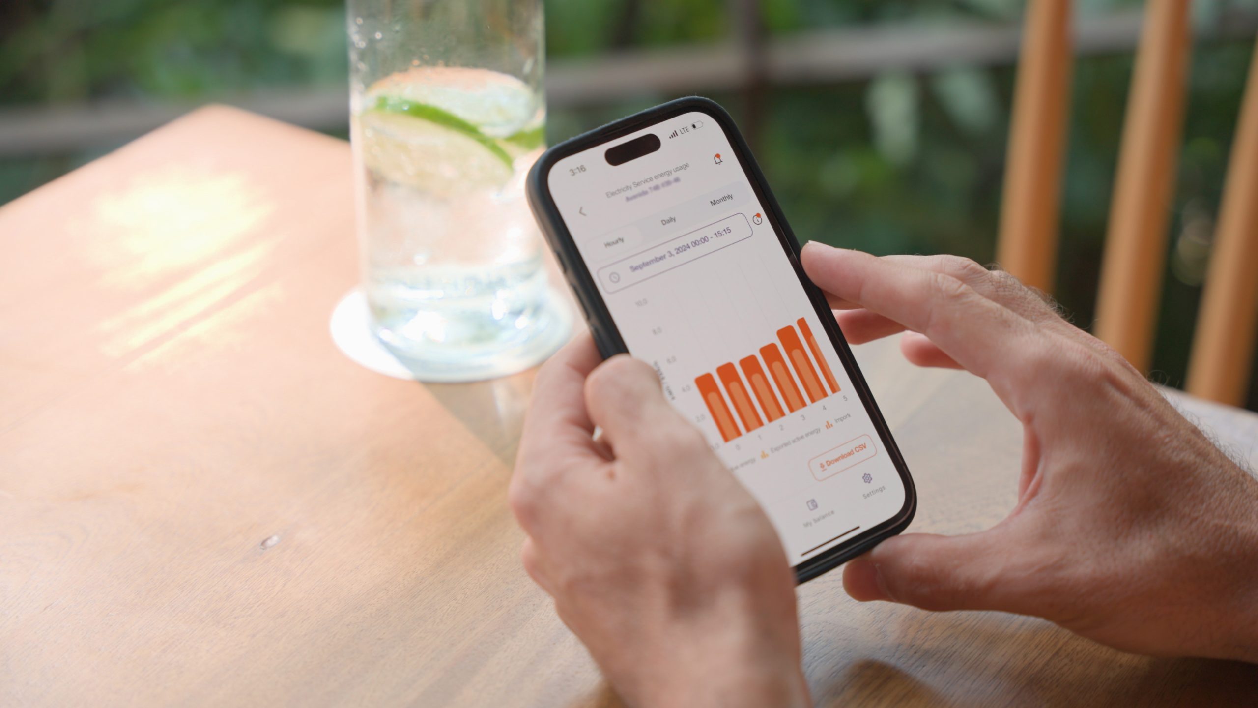 celular con la app de enerBit abierta revisando consumos de energía