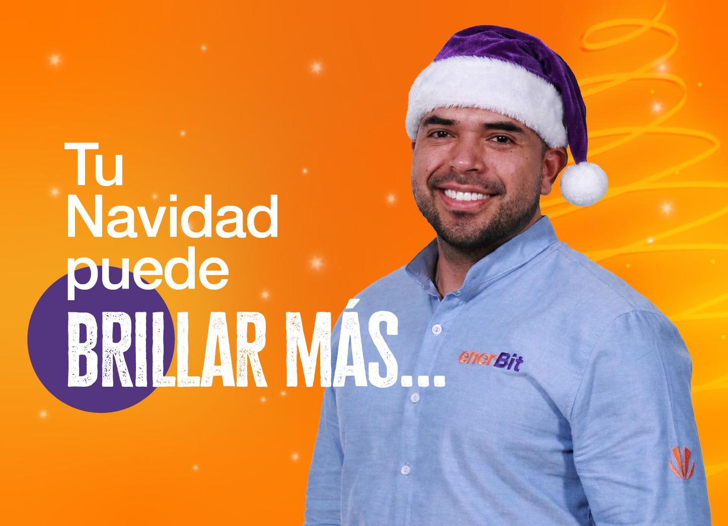 hombre con camisa de enerBit y con gorro de Navidad sonriendo