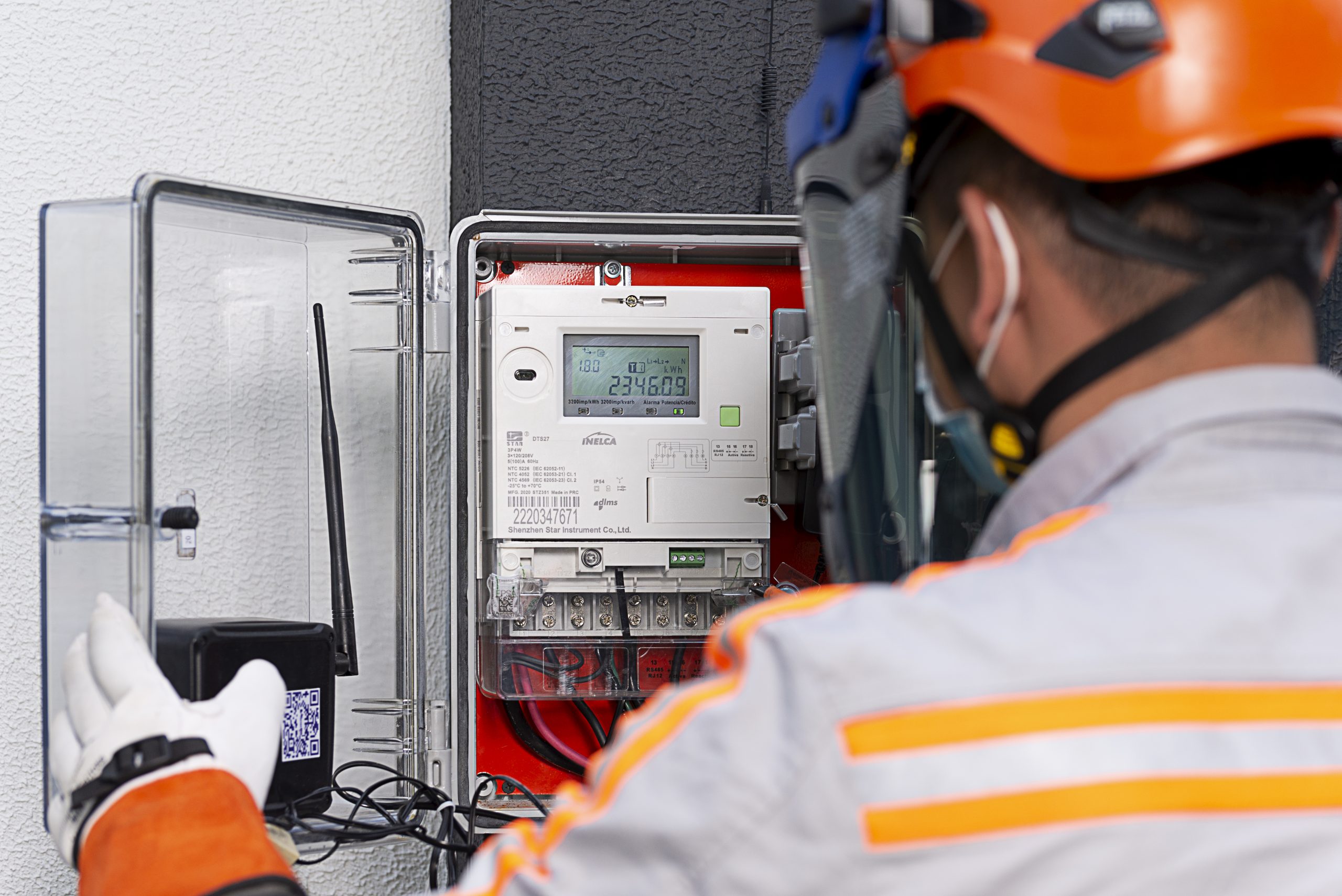 Un medidor de energía eléctrica es un dispositivo diseñado para registrar la cantidad de energía consumida en una vivienda, comercio, oficina o industria.
