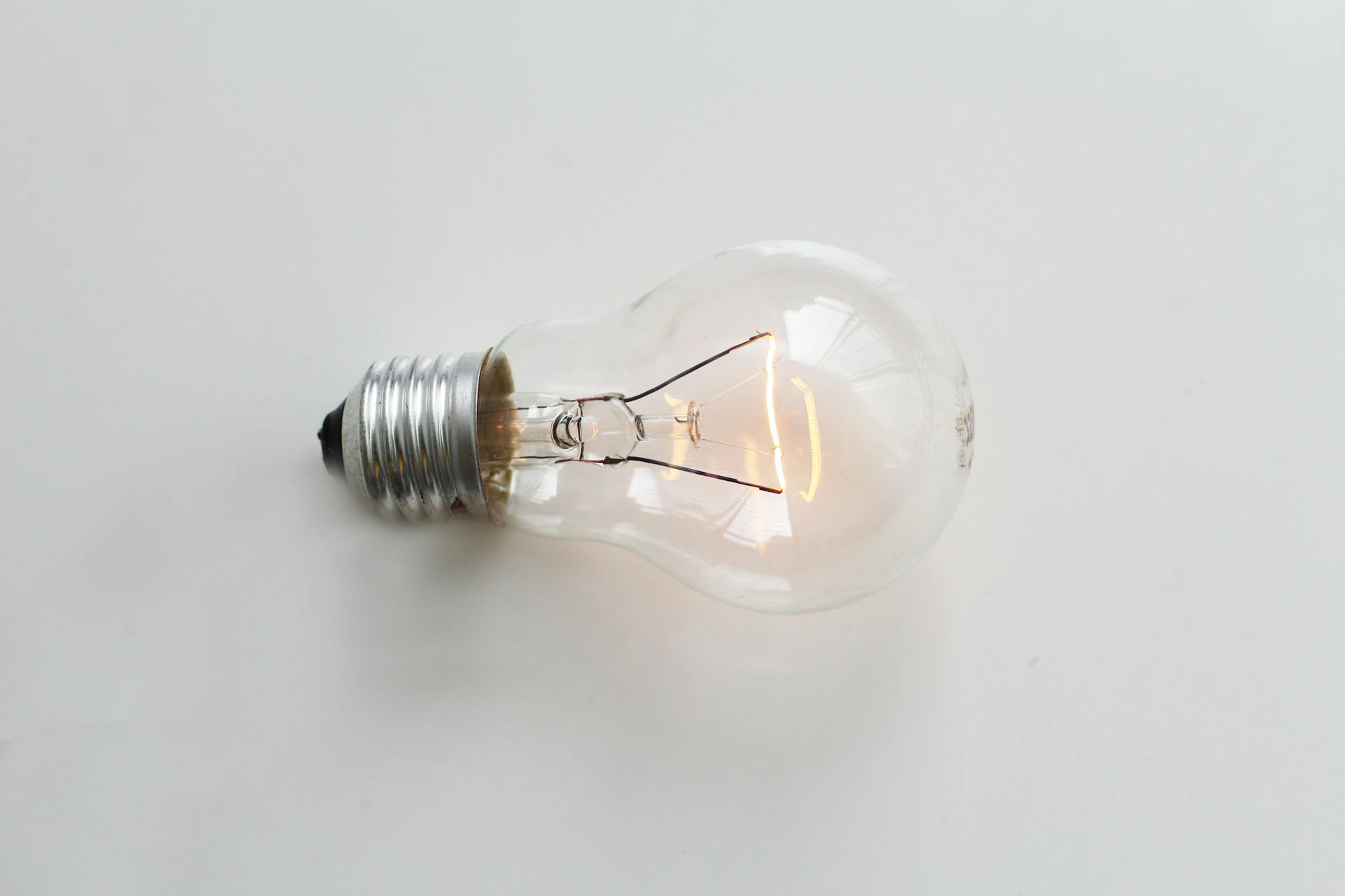 El kWh (kilovatio hora) es la forma en la que las empresas de energía calculan lo que debes pagar en tu factura.