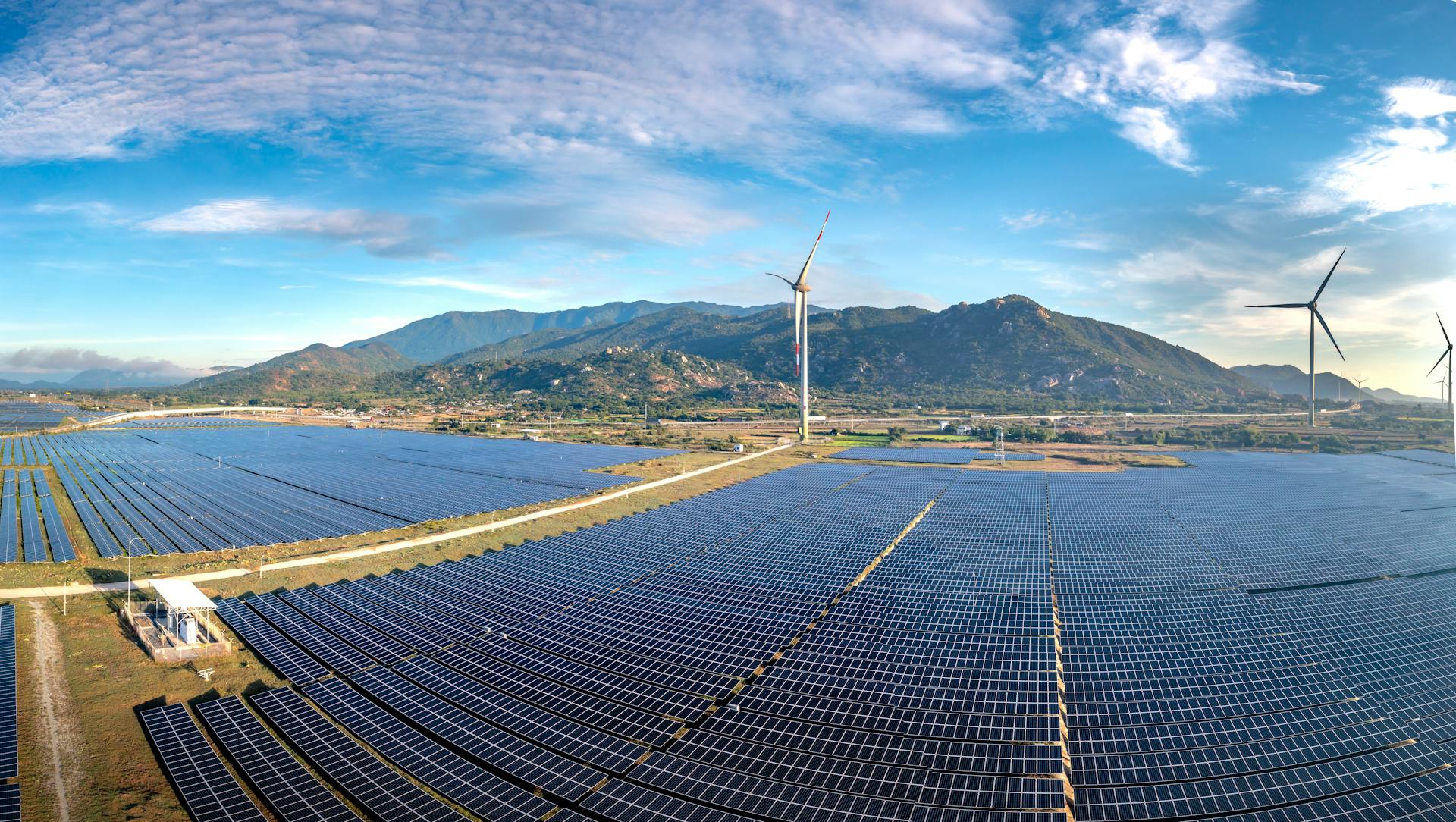 La transición energética es el proceso mediante el cual el mundo está cambiando su modelo tradicional de generación y consumo energético.