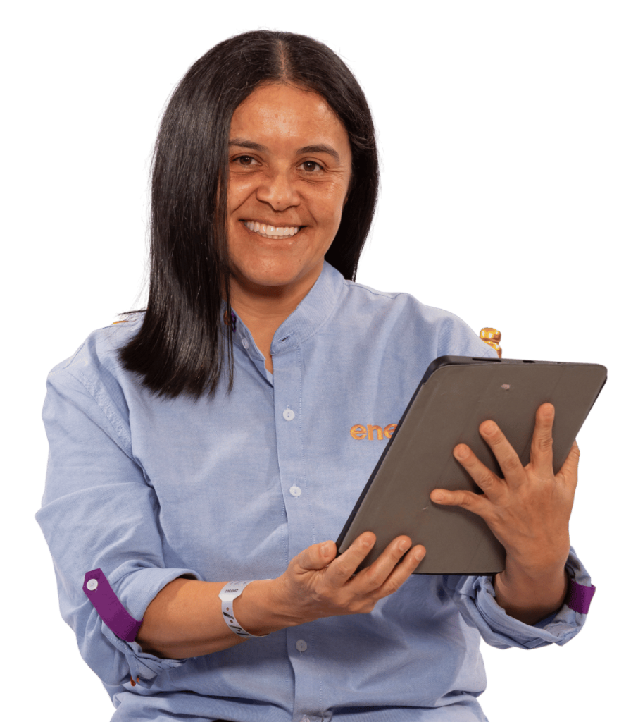 mujer con tablet sonriendo a cámara